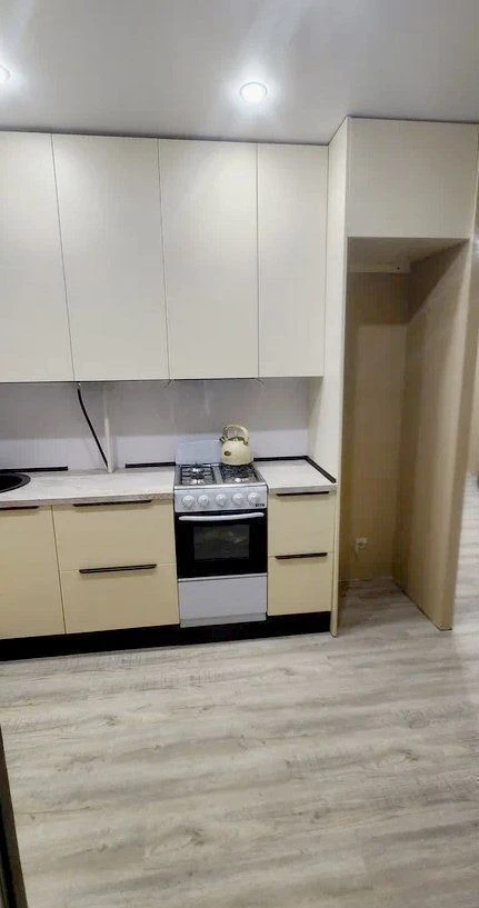 Светлая кухня на заказ под потолок